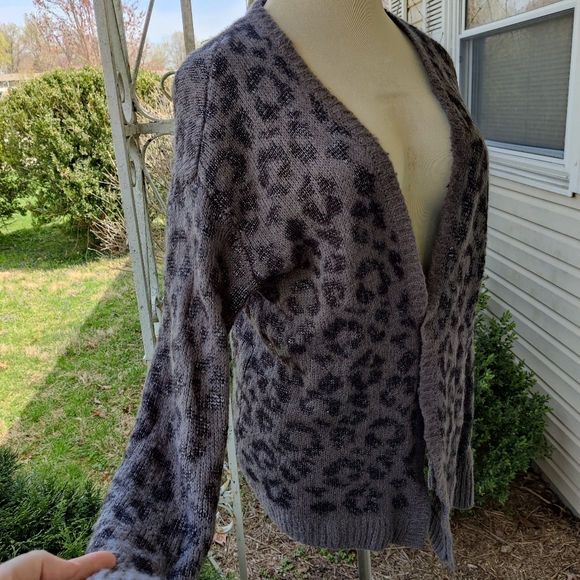 🤩BOGO FREE🤩 H & M Gray & Black Leopard Cheetah Print Cardigan - Picture 3 of 7
